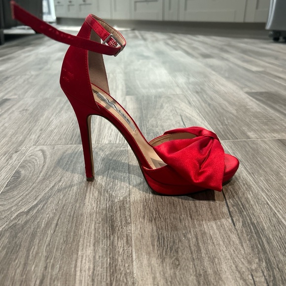Nina Shoes Red Velvet Heels with Bow Detail - Picture 2 of 5